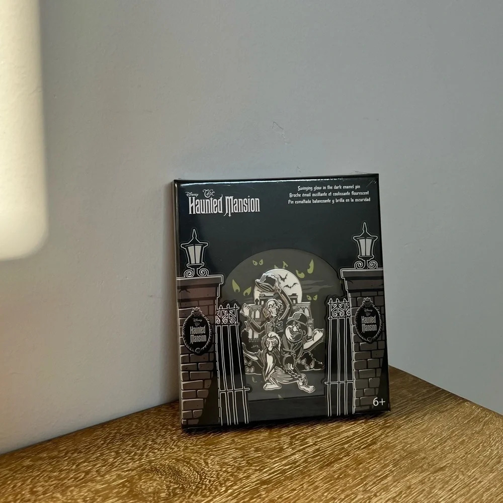 The Haunted Mansion Hitchhiking Ghosts Glow 3" Collector Box Sliding Pin LE 2000